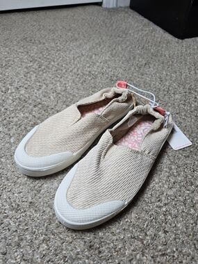 Women's Roxy Natural Cream And White Slip On Canvas Shoes Size 8